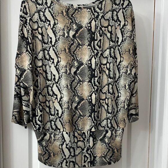 Joseph Ribkoff Black and Tan Relaxed 3/4 Sleeve Blouse. Very stretchy - Picture 4 of 10